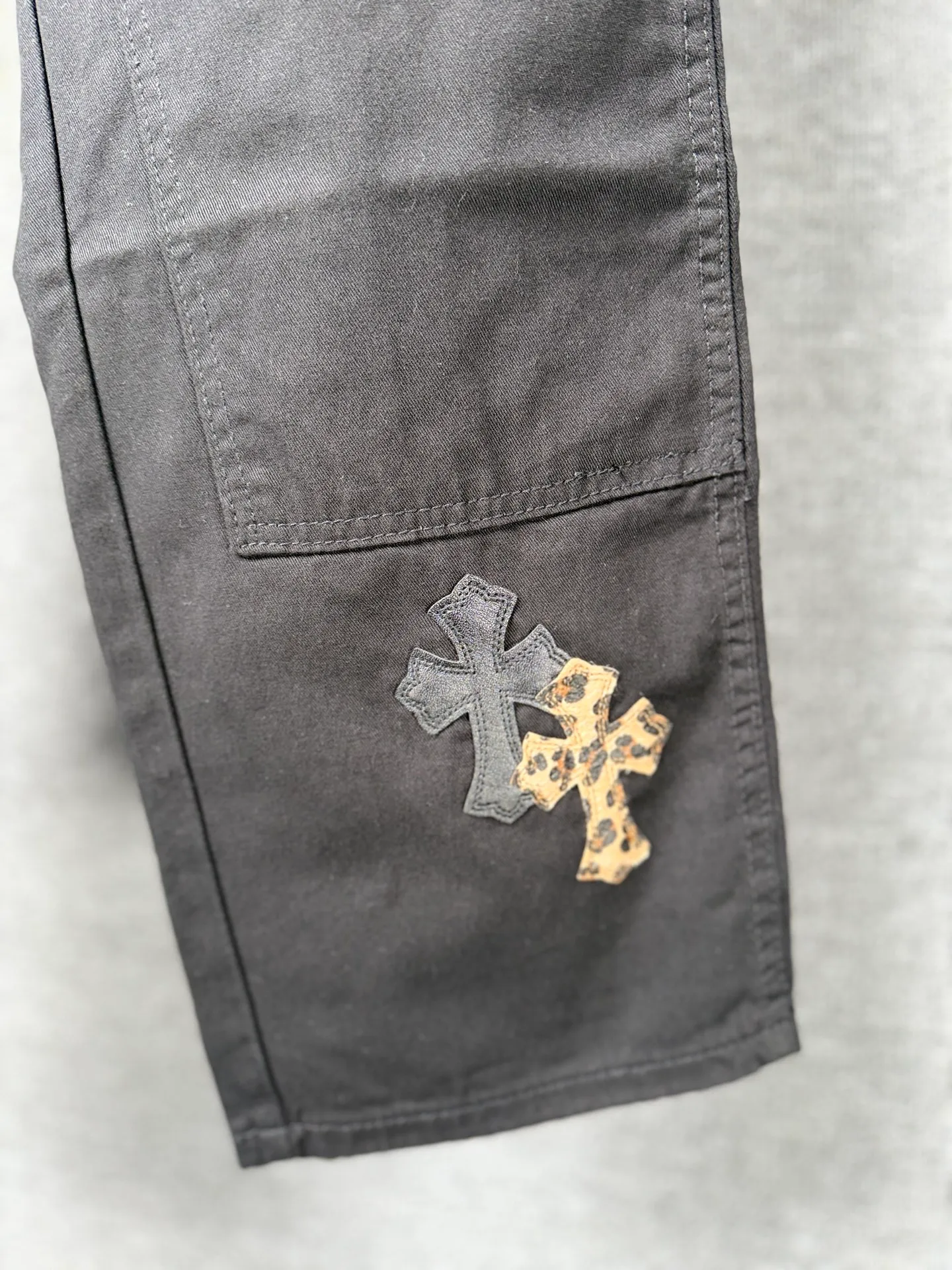 P270 💰 (Top version) Chrome hearts leopard print with black leather and multi-leather elements washed jeans. Really restores the ultimate vintage texture. Three-dimensional version. Loose and comfortable, not picky about the figure. Makes taller and slimmer. Factory precision. Original quality control. Same style for men and women. Can be matched with couples. Versatile recommendation. Must-have jeans for all seasons. Fashionistas have been disappointed. From the quality selection of fabrics, the tailoring of details, and the matching of patterns, they are all impeccable! The upper body is so handsome when worn...it can be easily worn by men, women and children! The craftsmanship is made of heavy-duty washed pure cotton denim fabric. After washing, it is soft and thick and looks very stylish when worn. Color: black Size: 28-30-32-34-36 (corresponding to S-M-L-XL-XXL)